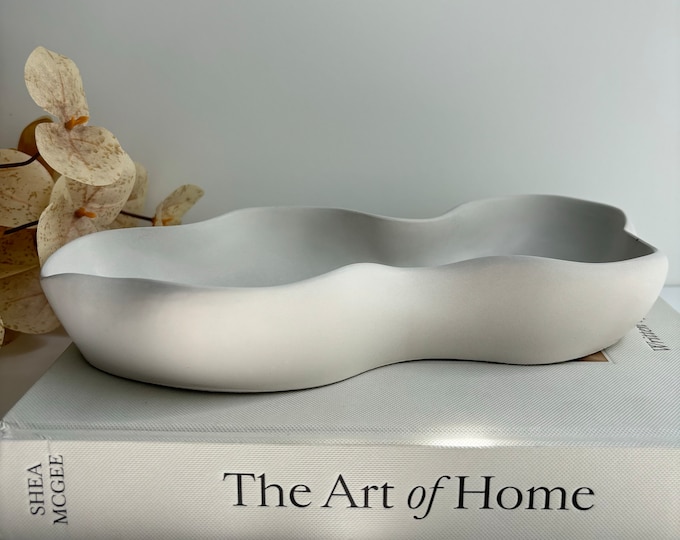 Handmade Concrete Wavy Bowl: Modern Centerpiece Tray