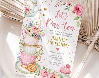 Może przedstawiać: Prostokątne zaproszenie z akwarelową ilustracją czajniczka, stosu filiżanek, kwiatów, babeczki i precla. Tekst brzmi: Let's Par-tea. JOIN US FOR A TEA PARTY TO CELEBRATE OUR SWEET JENNIFER'S 7TH BIRTHDAY.