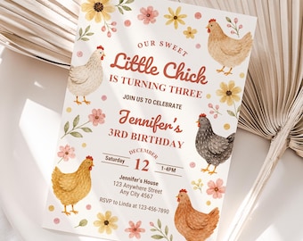 Może przedstawiać: Prostokątne zaproszenie na urodziny z akwarelowymi ilustracjami czterech kurczaków i różnych kwiatów. Tekst brzmi: Our Sweet Little Chick Is Turning Three, Join Us To Celebrate, Jennifer's 3rd Birthday, sobota 12 grudnia, godzina 13:00-16:00.