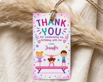 Może przedstawiać: Prostokątna zawieszka prezentowa z białym tłem, kolorowym konfetti i napisem THANK YOU for celebrating my birthday with me. Love, Jennifer. Troje dzieci w stylu kreskówkowym ćwiczy gimnastykę na różowej równoważni.