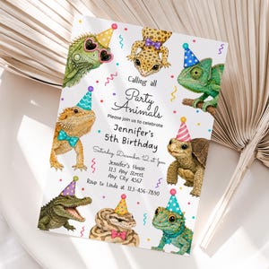 Puede incluir: Una tarjeta de invitación de cumpleaños rectangular con ilustraciones de varios reptiles que llevan sombreros de fiesta y pajaritas de colores, con el texto Calling all Party Animals, Jennifer's 5th Birthday, Saturday, December 12 at 1pm y detalles de dirección.