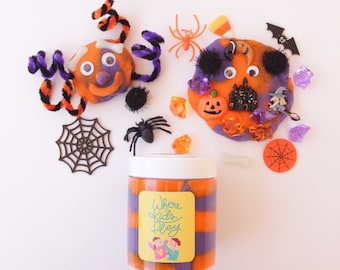 Halloween Playdough Jars, Boo Basket Halloween Kids, Sensory Kit, Sensory Play, Fall Crafts, Halloween Sensory Bin, Fall Play Dough Kit Play