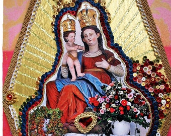 Könnte beinhalten: Ein gerahmtes Kunstwerk, das eine religiöse Szene mit einer Frau darstellt, die ein Kind hält. Das Kunstwerk ist mit goldenen, blauen und roten Papier-Quilling verziert. Die Frau trägt eine blaue und rote Robe und eine Krone. Das Kind trägt eine weiße Robe. Das Kunstwerk ist von einem goldenen Rahmen mit einem dekorativen Rand umgeben.