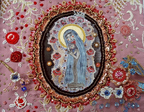 聖母マリアと幼子を描いた宗教的な壁画。シルクとレースに真珠の刺繍を