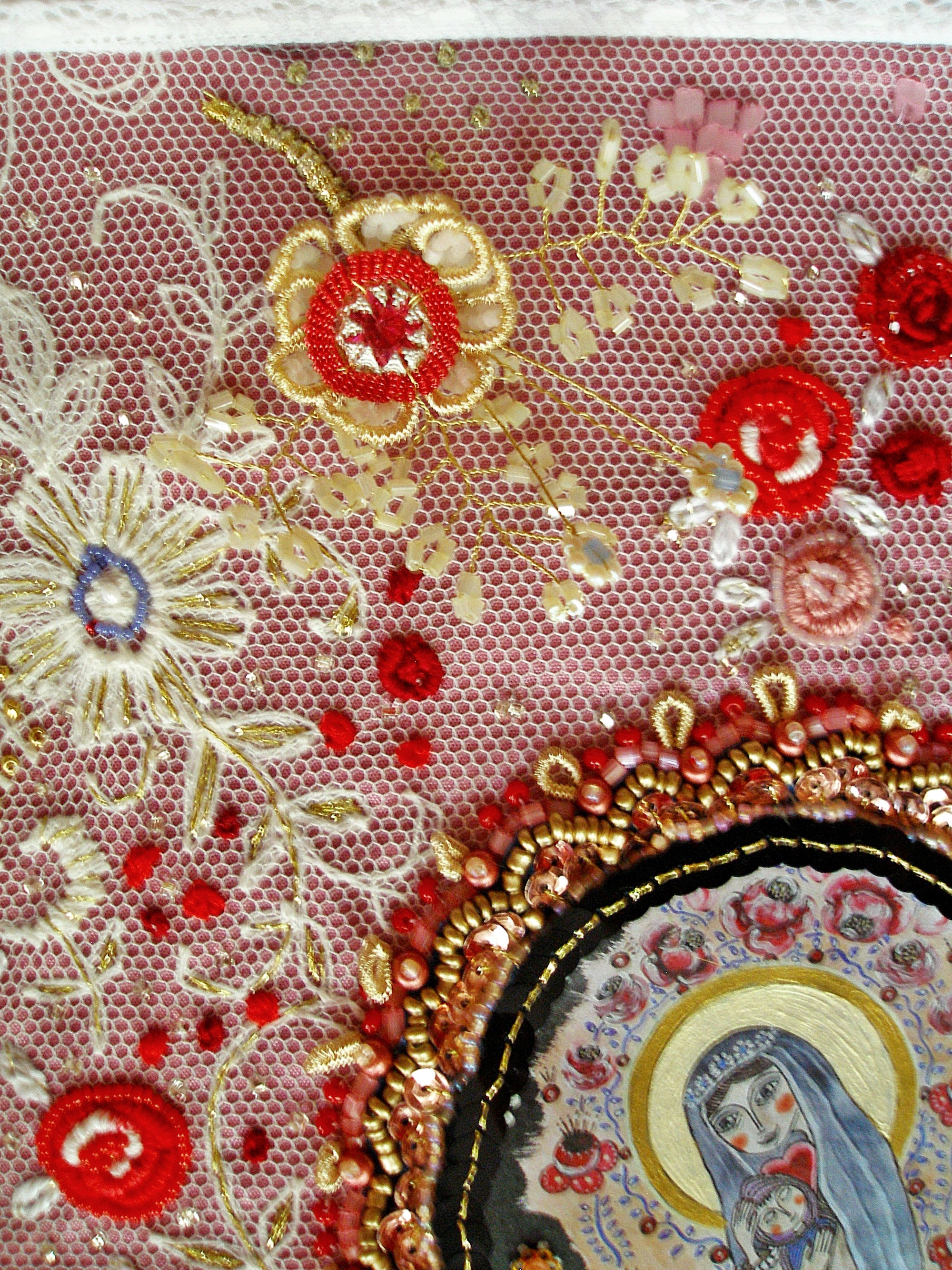 聖母マリアと幼子を描いた宗教的な壁画。シルクとレースに真珠の刺繍を
