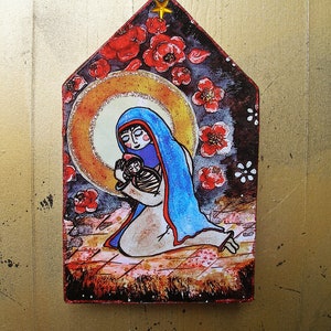 Ein Stall in Bethlehem, Heilige Maria mit Kind, Muttergottes mit Rosen, Weihnachtliche Dekoration, kleines Holzhäuschen mit Mutter und Kind