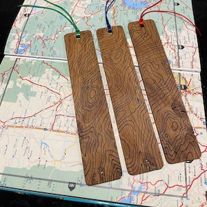 Marque-page en bois avec ligne de contour gravé au laser. Chaîne de montagnes de Cairngorm. Fabriqué en Écosse. Aventure, sauvage, voyage, géographie, fait main.