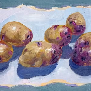 Puede incluir: Una pintura de bodegón con seis patatas sobre una superficie blanca. Las patatas son una mezcla de marrón y morado, algunas con un tono ligeramente verde. La pintura está realizada en un estilo realista con pinceladas visibles.
