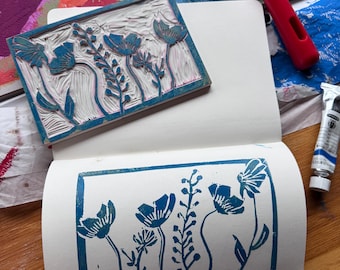 Grabado en linóleo floral azul dibujado a mano: Obra de arte en cartulina de 6 x 9 pulgadas.
