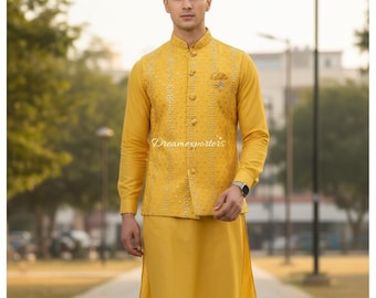 Broderad sidenkurta för män: Gul Haldi-outfit med lång kurta och jacka i pyjamaset