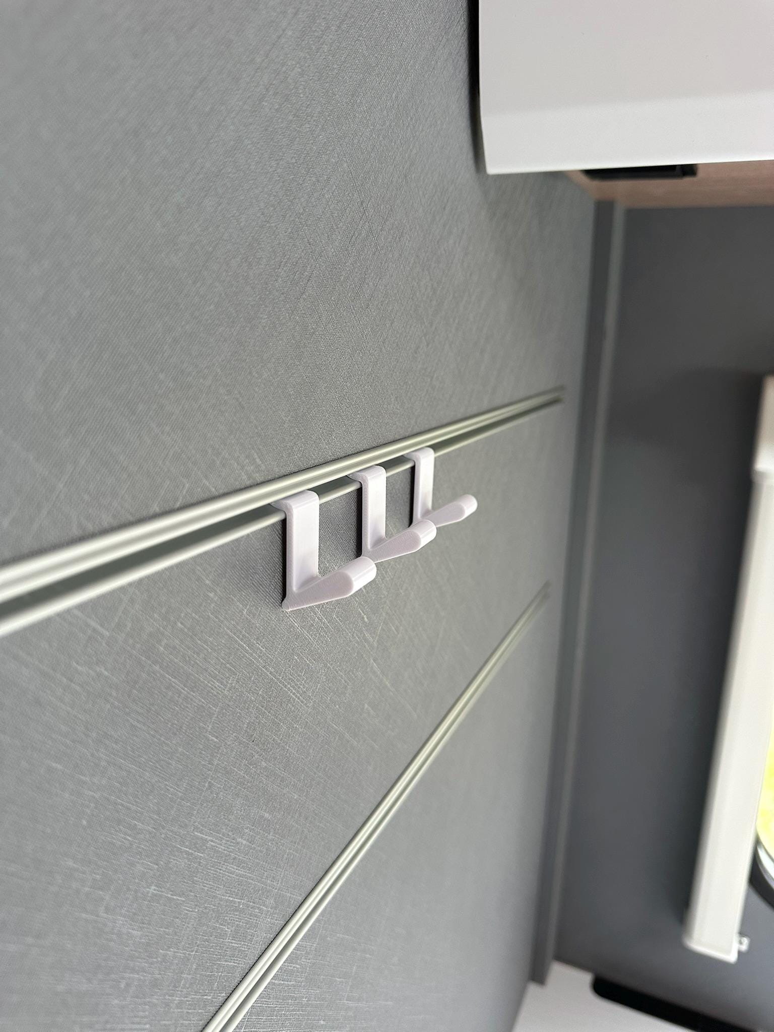 Ophanghaakset voor aluminium profielstrip | Häfele | Dethleffs | Bürstner | Crosscamp - Nederland Ophanghaakset voor aluminium profielstrip | Häfele | Dethleffs | Bürstner | Crosscamp - Nederland