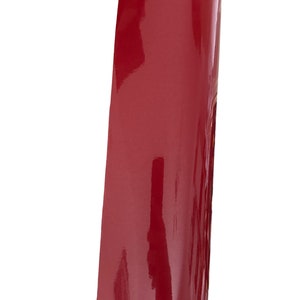 Puede incluir: Un primer plano de una muestra de vinilo rojo brillante. El vinilo es liso y brillante con un color rojo intenso. El texto "G203 Gloss Red" est&aacute; impreso debajo de la muestra.