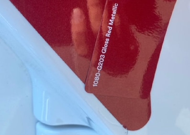 Puede incluir: Una muestra de pintura roja con el texto "1080-G203 Gloss Red Metallic".