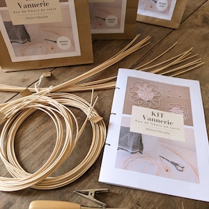 May include: A kit for making two woven flower baskets. The kit includes natural rattan, instructions, and tools. The instructions are in French.