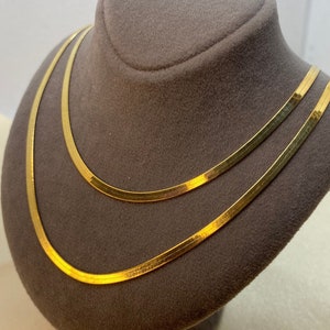 Naszyjnik w jodełkę ze złota próby 18k, łańcuszek typu wąż, łańcuszek typu w jodełkę, płaski naszyjnik typu choker z łańcuszkiem typu wąż, złoty naszyjnik w jodełkę, prezent urodzinowy.
