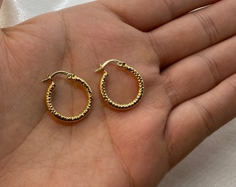 Brincos de argola de ouro 18k: joias leves para o dia a dia