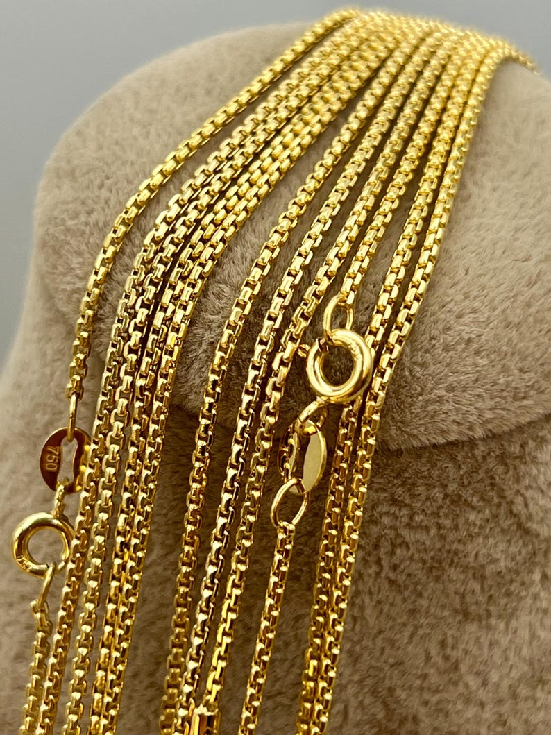 18k Gold Box chains on display.