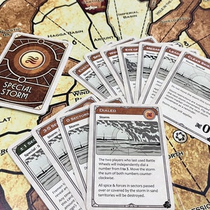 Puede incluir: Un conjunto de cartas para un juego de mesa, con una variedad de ilustraciones con temática de tormentas. Las cartas incluyen nombres como "Tormenta especial", "Marcado", "Liderar", "Cielos despejados" y "Mega tormenta".