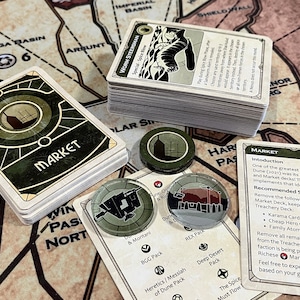 Puede incluir: Primer plano de un juego de mesa con una carta verde y blanca que dice "Mercado" en ella. También hay varias fichas y cartas en la imagen.