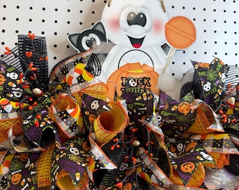 Halloween Ghost Wreath: Spooky Trick or Treat Door Decor