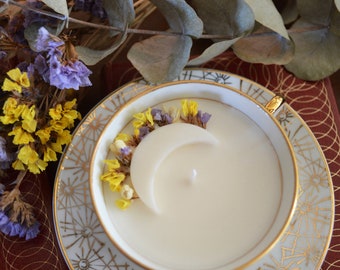 Bougie fleurie et lune de cire, dans une tasse de thé vintage