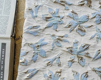 Cloqué Jacquard floral azul brillante dorado de 55" de ancho, brocado de diseñador 3D, tela de costura para tapicería de trajes de calidad