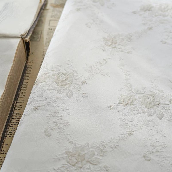 Brocart jacquard floral en relief blanc cassé de 63 po de large, brocart de créateur 3D, qualité de mariage, costume de mariée, draperie, artisanat, tissu à coudre DIY