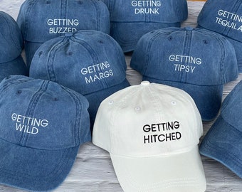 Gorra bordada "Getting Hitched", gorras divertidas para despedida de soltera, gorras a juego para la fiesta nupcial, gorra de miembro del equipo "Gettin Lit Margs Espresso Tinis"