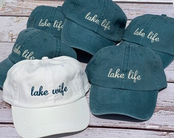 Sombreros para despedida de soltera en el lago - Vida en el lago - Esposa del lago Bordado Gorro para grupo Regalo para damas de honor Pedido al por mayor 15-19 sombreros