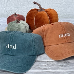 Gorras de béisbol para mamá y papá, sombreros de anuncio de embarazo, juego de 2 gorras de estilo vintage teñidas con pigmentos, gorra clásica para papá imagen 9