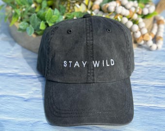 Gorra Stay Wild, negra, bordada, estilo boho, de perfil bajo, teñida con pigmentos, estilo vintage desgastado.