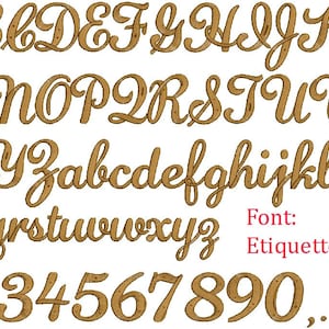 K&ouml;nnte beinhalten: Ein braunes Schriftalphabet mit Gro&szlig;- und Kleinbuchstaben, Zahlen und Satzzeichen. Die Schriftart hei&szlig;t "Etiquette Script".