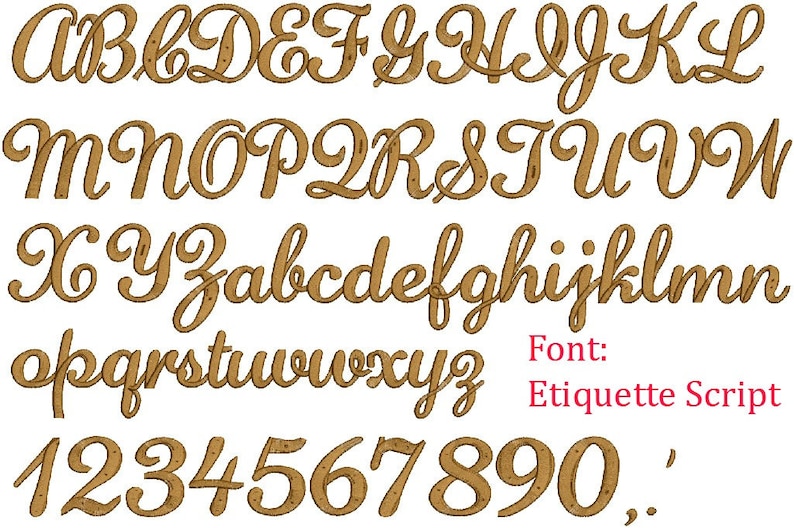K&ouml;nnte beinhalten: Ein braunes Schriftalphabet mit Gro&szlig;- und Kleinbuchstaben, Zahlen und Satzzeichen. Die Schriftart hei&szlig;t "Etiquette Script".