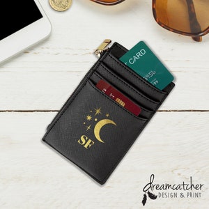 Personalisierte Initialen Mond & Sterne Kunstleder Kartenhalter Geldbörse | Kundenspezifisches Gold gedrucktes Witchy Monogramm-Karten-Portemonnaie | Geschenk für Sie | Dabei