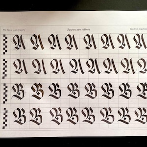Op de afbeelding: Een zwart-wit oefenblad voor gotische kalligrafie. Het blad toont de hoofdletters "A" en "B" die meerdere keren in een rasterpatroon zijn geschreven. De tekst "Mr Tank Calligraphy", "Hoofdletters" en "Gotisch oefenblad" staat bovenaan het blad gedrukt.