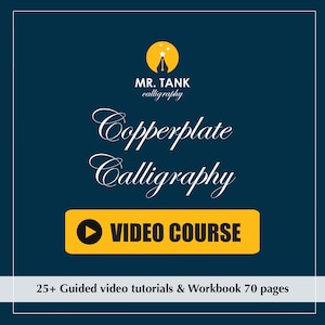 Può includere: Una grafica blu scuro con il testo MR. TANK calligraphy, Copperplate Calligraphy e un pulsante giallo con l'etichetta VIDEO COURSE. In basso, un banner bianco mostra il testo 25+ Guided video tutorials & Workbook 70 pages.
