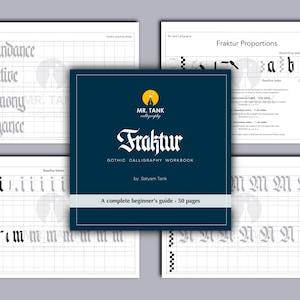 Op de afbeelding: Een werkboek getiteld "Fraktur: Gothic Calligraphy Workbook" door Satyam Tank. De omslag is donkerblauw met witte tekst en een logo. Het werkboek is een complete beginnersgids met 50 pagina's.