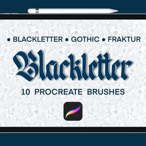 Può includere: Uno schermo di iPad bianco con uno sfondo blu. Il testo "Blackletter" è visualizzato in un grande carattere nero e in grassetto. Il testo "10 Procreate Brushes" è visualizzato sotto il titolo. L'icona dell'app Procreate è visualizzata nella parte inferiore centrale dello schermo.