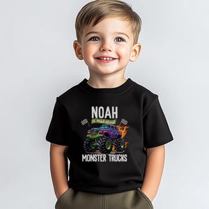 キッズ「モンスタートラックに夢中」Tシャツ、男の子用パーソナライズモンスタートラックシャツ、モンスタートラックギフト、男の子用バースデーシャツ、3～13歳