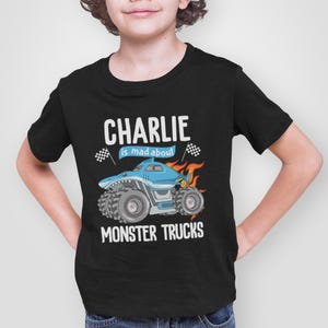キッズ「モンスタートラックに夢中」Tシャツ、男の子用パーソナライズブルーモンスタートラックシャツ、モンスタートラックギフト、男の子用バースデーシャツ、3～13歳