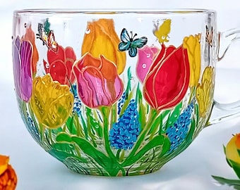 Taza de cristal con tulipanes pintados a mano: Regalo de arte floral personalizado