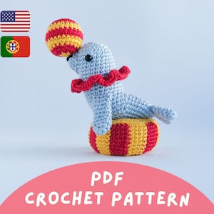 Op de afbeelding: Haakpatroon PDF voor een blauwe zeehond die een rode en gele bal balanceert op een rood-geel gestreept platform. Het patroon bevat instructies voor het haken van een zeehond, een bal en een platform.