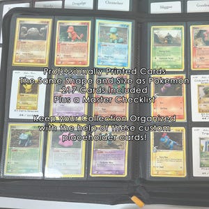 Pu&ograve; includere: Un raccoglitore nero pieno di carte segnaposto personalizzate. Le carte hanno le stesse dimensioni e forma delle carte Pok&eacute;mon. Il testo sulle carte recita "Carte stampate professionalmente", "217 carte incluse" e "Tieni organizzata la tua collezione".