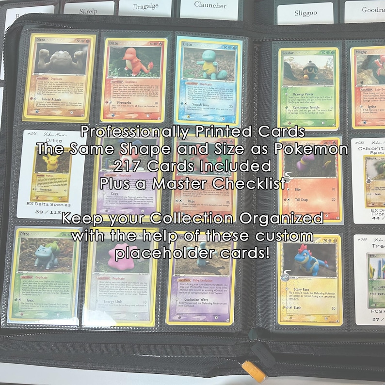 Pu&ograve; includere: Un raccoglitore nero pieno di carte segnaposto personalizzate. Le carte hanno le stesse dimensioni e forma delle carte Pok&eacute;mon. Il testo sulle carte recita "Carte stampate professionalmente", "217 carte incluse" e "Tieni organizzata la tua collezione".