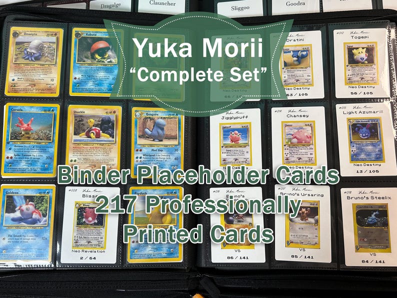 Pu&ograve; includere: Un raccoglitore nero pieno di carte segnaposto stampate professionalmente. Le carte presentano vari personaggi Pok&eacute;mon e sono etichettate con testo tra cui "Yuka Morii Complete Set" e "217 Professionally Printed Cards."