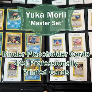 Peut inclure: Un classeur noir rempli de cartes de remplacement imprimées professionnellement. Les cartes présentent diverses illustrations colorées et du texte, avec les mots "Yuka Morii Master Set" et "424 cartes imprimées professionnellement" visibles.