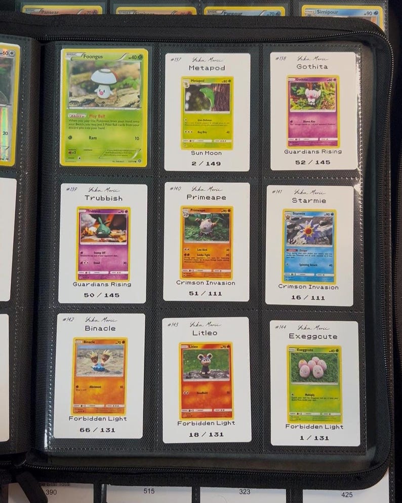 Pu&ograve; includere: Un raccoglitore nero pieno di carte collezionabili Pok&eacute;mon. Le carte sono in custodie protettive e presentano vari personaggi Pok&eacute;mon, tra cui Foongus, Metapod, Gothita, Trubbish, Primeape, Starmie, Binacle, Litleo ed Exeggcute. Le carte provengono da diversi set.