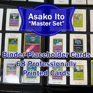 Puede incluir: Un archivador negro lleno de 68 tarjetas de marcador de posición impresas profesionalmente. Las tarjetas están en fundas protectoras y presentan varias ilustraciones y textos coloridos. El texto "Asako Ito Master Set" se muestra de forma destacada.