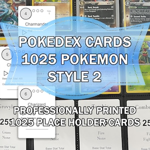 Op de afbeelding: Een verzameling ruilkaarten georganiseerd in een zwarte map, met diverse kleurrijke karakterillustraties. De tekst op de afbeelding luidt POKEDEX CARDS 1025 POKEMON STYLE 2, PROFESSIONALLY PRINTED 25 1025 PLACE HOLDER CARDS 256, met witte kaarten.