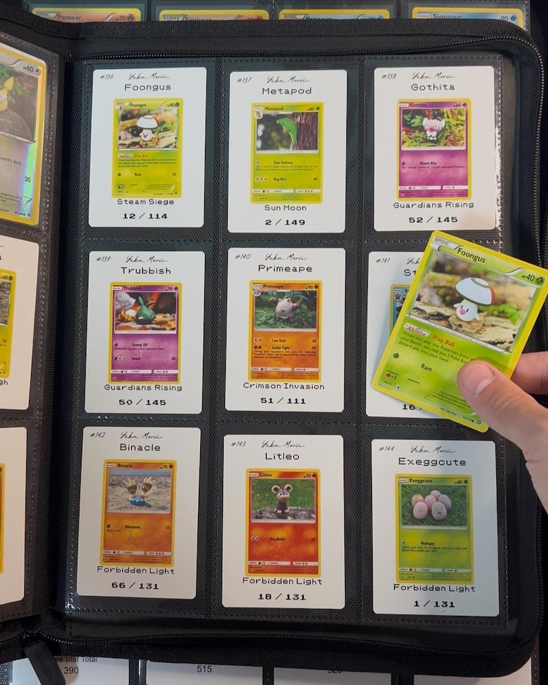 Pu&ograve; includere: Un raccoglitore nero pieno di carte collezionabili Pok&eacute;mon. Le carte sono in custodie protettive e presentano vari personaggi Pok&eacute;mon, tra cui Foongus, Metapod e Gothita. Le carte provengono da diversi set, come Steam Siege e Forbidden Light.